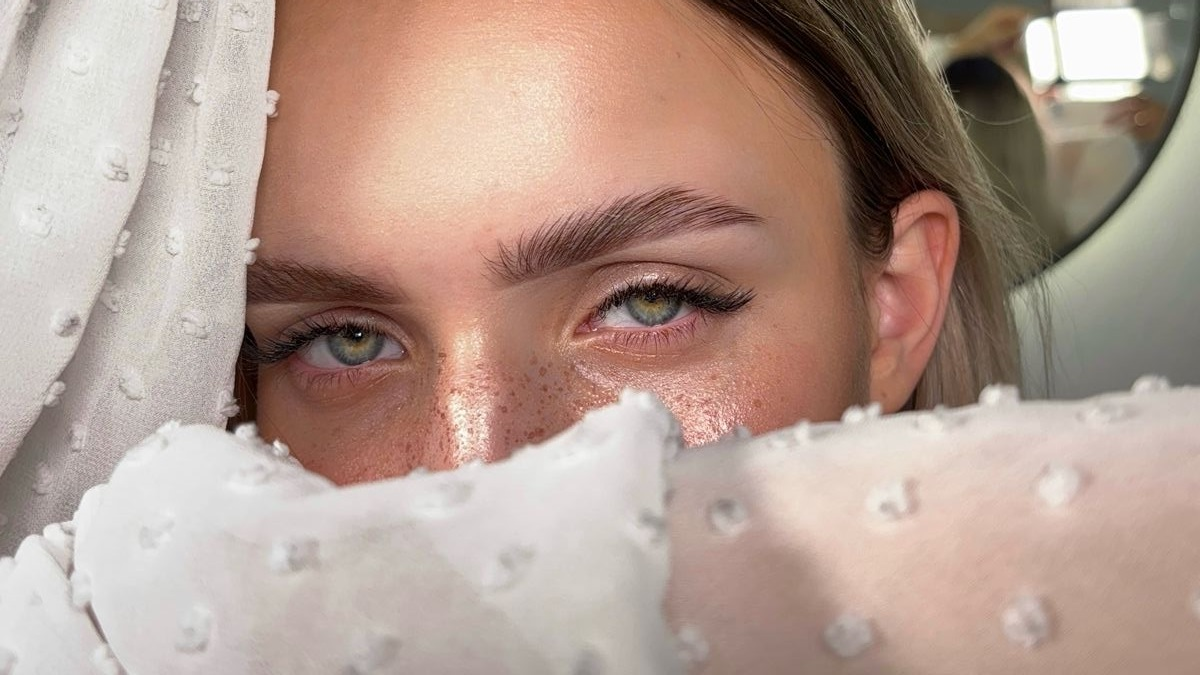 Lash Lift vs. Eyelash Extensions: A Complete Guide Comparison of a natural lash lift and professional eyelash extensions
